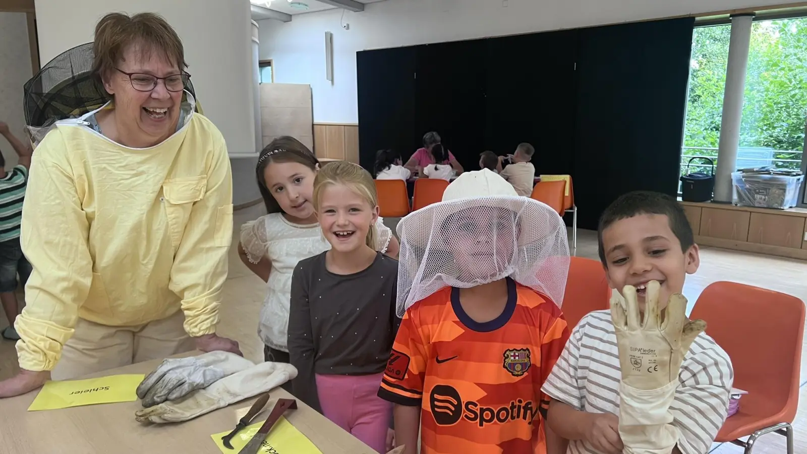Die Kinder durften selbst in die Kleidung eines Imkers schlüpfen. (Bild: Sabine Haidl)