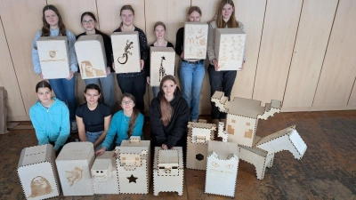 Stolz präsentieren einige Schülerinnen der Klasse 8a ihre selbst entworfenen und zusammengebauten Cajons. (Bild: Martina Brunner)