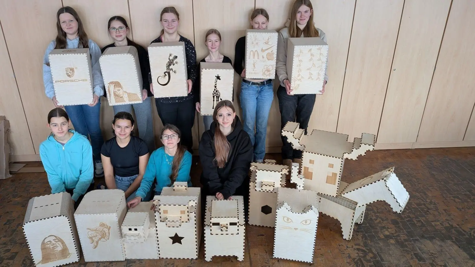 Stolz präsentieren einige Schülerinnen der Klasse 8a ihre selbst entworfenen und zusammengebauten Cajons. (Bild: Martina Brunner)