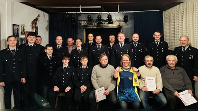 Die wiedergewählte Vorstandschaft der Feuerwehr Edeldorf, die Geehrten und Neuaufnahmen (Bild: Kett Stefan)