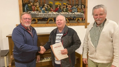 von links nach rechts: 1. Vorsitzenden Norbert Stock, der geehrte Michl Altmann und Chorleiter Heribert Ficker (Bild: Heribert Ficker)