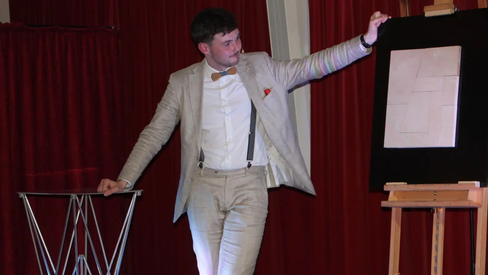 Schlagfertig und humorvoll moderiert sich Marius Koslowski selbt. Doch in seinen Zaubershows ist auch Platz für Nachdenkliches, etwa wenn er mit geschickt zusammengesetzten Teilen das Leben als ein zauberhaftes Puzzle von Schönem und Schwerem, Planmäßigem und Überraschendem erklärte. (Bild: Bernhard Piegsa)