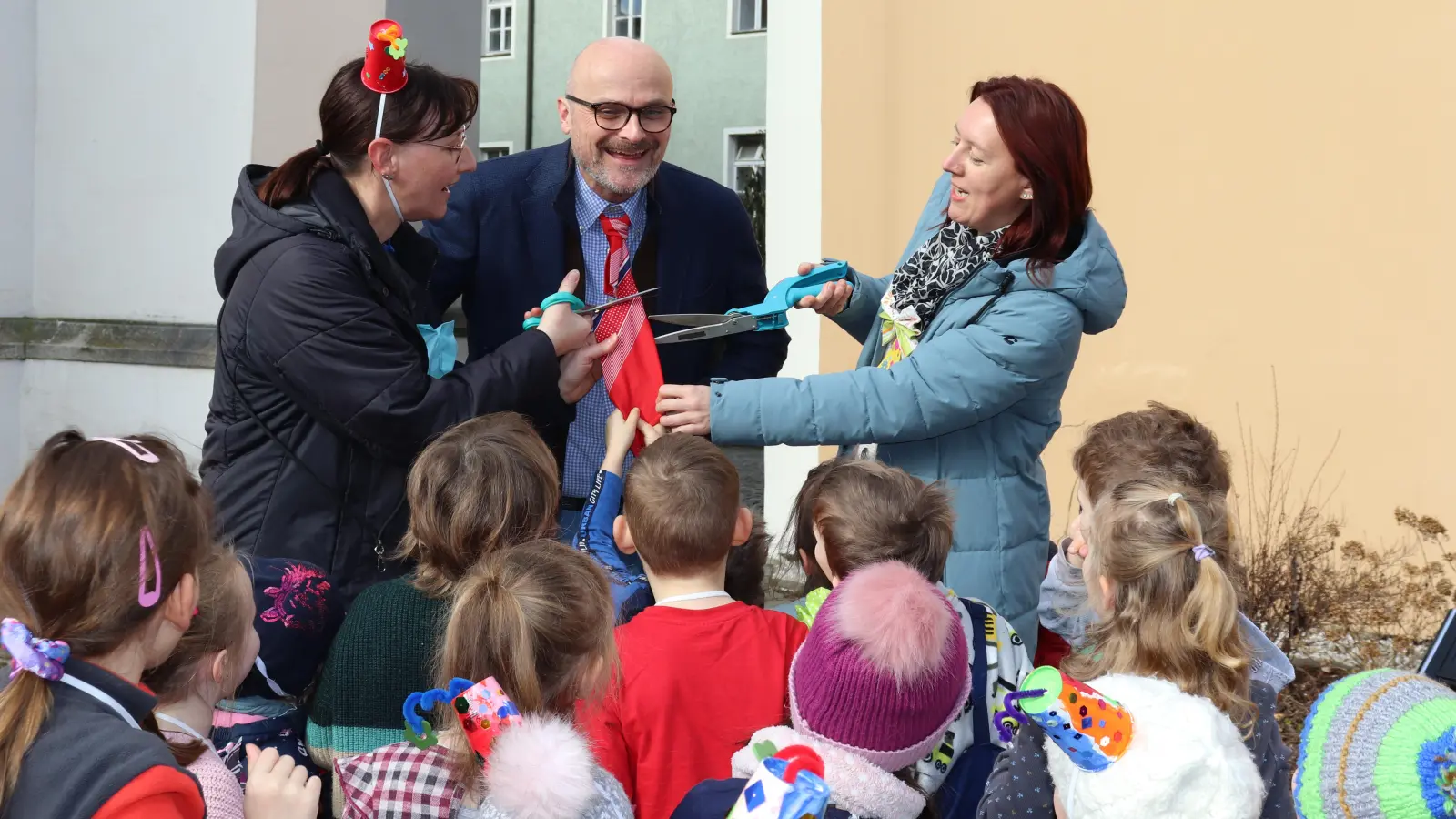 Die Krawatte des Bürgermeisters Max Beer musste „dran glauben” beim Besuch der Kindergartenkinder.  (Bild: Monika Steffens)