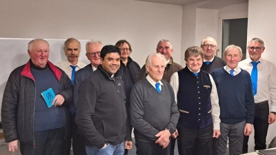 Die neu gewählte Führungsmannschaft der MMC Oberviechtach sowie Pfarrpräses Dekan Alfons Kaufmann und die neu aufgenommenen Sodalen Pfarrer i. R. Erwin Bauer und Kaplan Chinna Dola. (Bild: Markus Lößl)