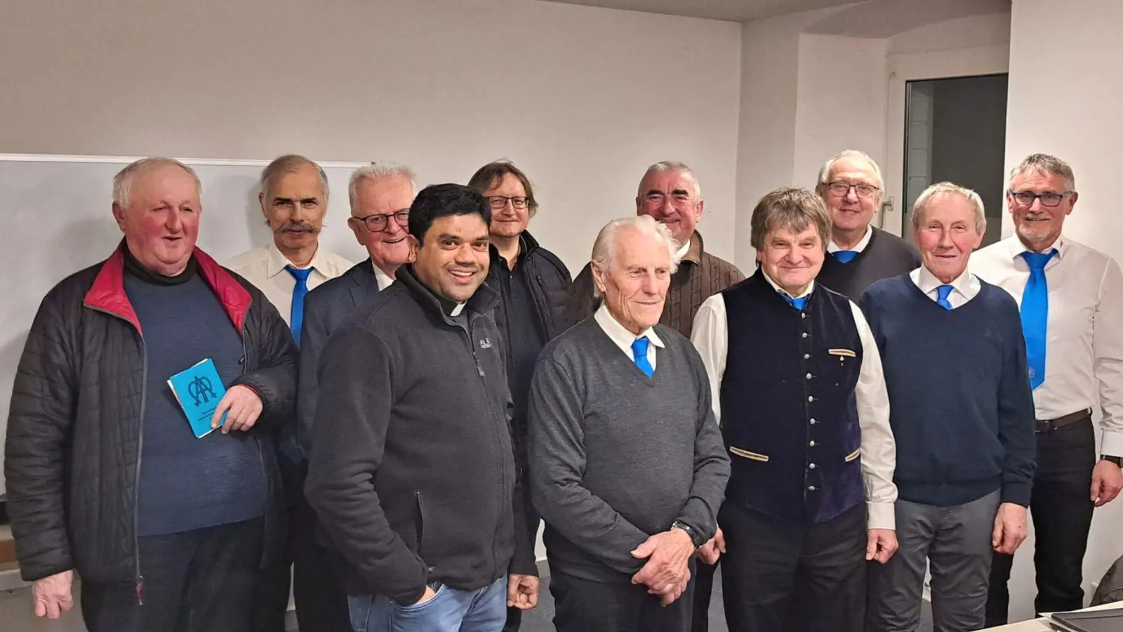 Die neu gewählte Führungsmannschaft der MMC Oberviechtach sowie Pfarrpräses Dekan Alfons Kaufmann und die neu aufgenommenen Sodalen Pfarrer i. R. Erwin Bauer und Kaplan Chinna Dola. (Bild: Markus Lößl)