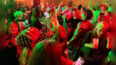 Für ausgelassene Stimmung und eine immer volle Tanzfläche sorgte DJ Ronny beim Weiberfasching der Frauenunion im Spatzennest.  (Bild: Gerald Morgenstern)
