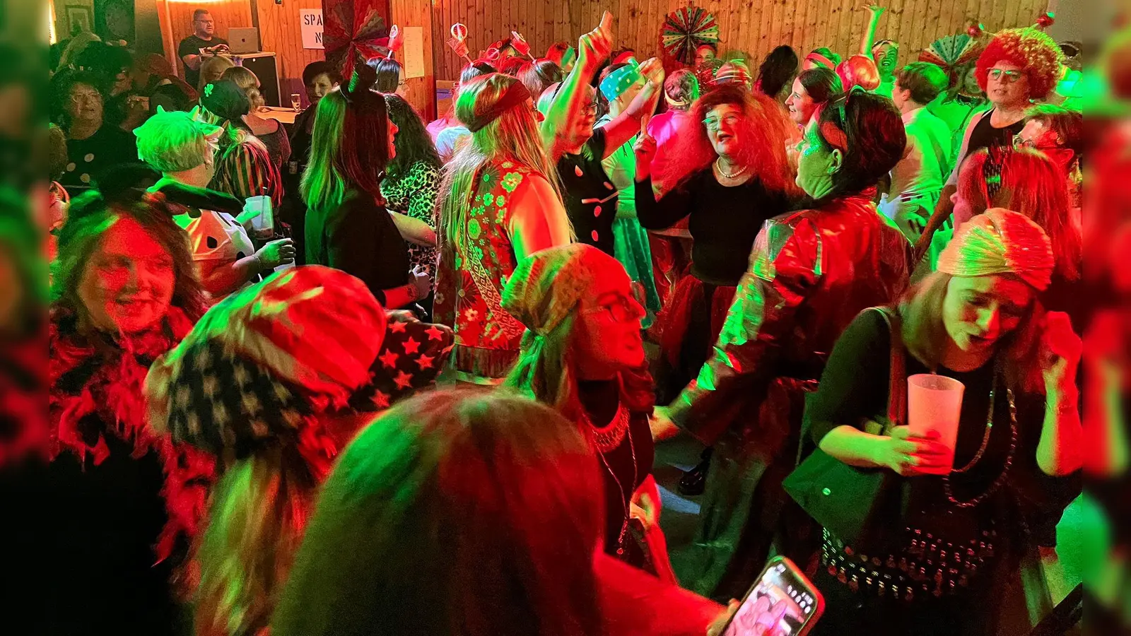 Für ausgelassene Stimmung und eine immer volle Tanzfläche sorgte DJ Ronny beim Weiberfasching der Frauenunion im Spatzennest.  (Bild: Gerald Morgenstern)