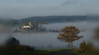 Hier das Siegerbild „Pleystein im Morgennebel” aus dem Jahr 2023. (Archivbild: Josef Hartwig/exb)