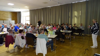 Pfarrgemeinderatsvorsitzende Sabine Hofmann (rechts) begrüßte die Besucher der Pfarrversammlung. Im Hintergrund stehend ihr Amtskollege Konstantin Lindner. (Bild: Markus Müller)