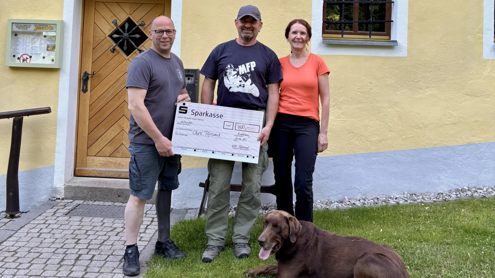 Scheckübergabe, von links: Robert Kostner, Michael Zwack, Renate Hüther (Bild: Robert Kostner)