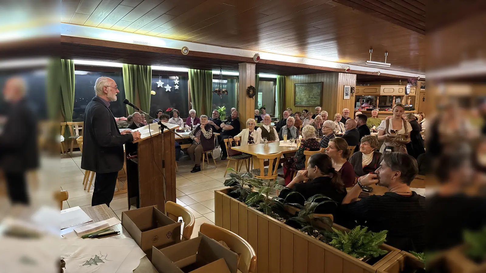 Beinahe 150 Besucher verfolgten die Buchvorstellung in Neustadt. (Bild: Bernhard Knauer)