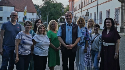 Spendenübergabe im Klosterhof durch die „Michelfelder Moila“ an Pater Markus Körber, den Leiter der Comboni Missionare in Ellwangen. (Bild: Herbert Ziegler )