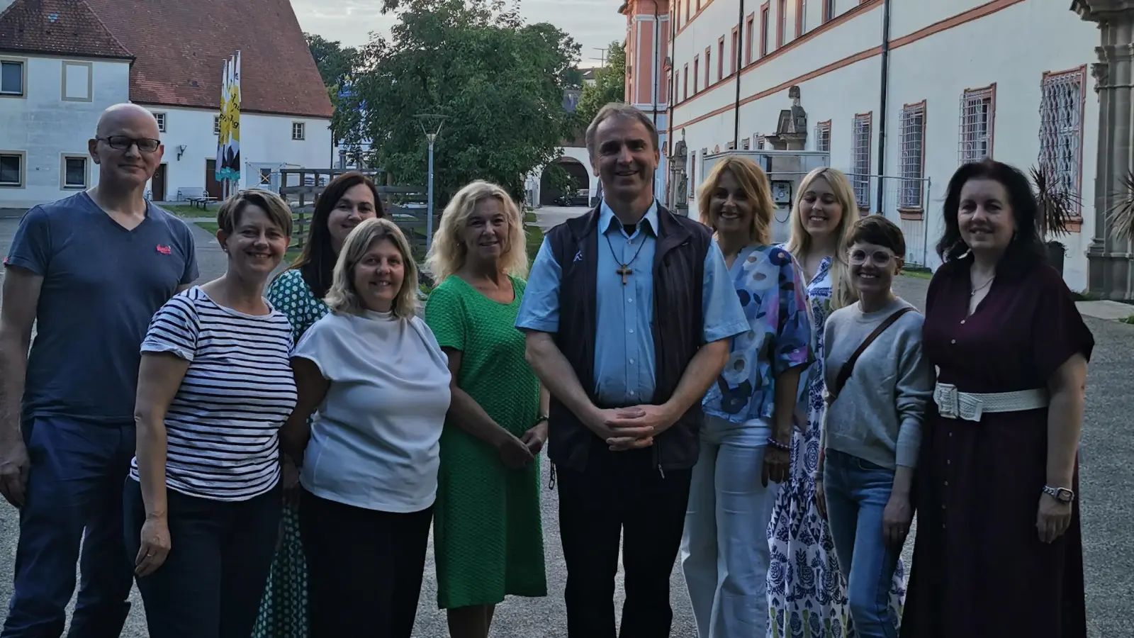 Spendenübergabe im Klosterhof durch die „Michelfelder Moila“ an Pater Markus Körber, den Leiter der Comboni Missionare in Ellwangen. (Bild: Herbert Ziegler )