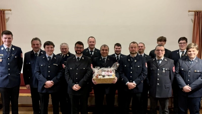 Die geehrten und gewählten Kameraden der Feuerwehr Eschenfelden mit Kreisbrandinspektor Hans Sperber und Kommandant Jürgen Leißner. (Bild: Achim Leißner)