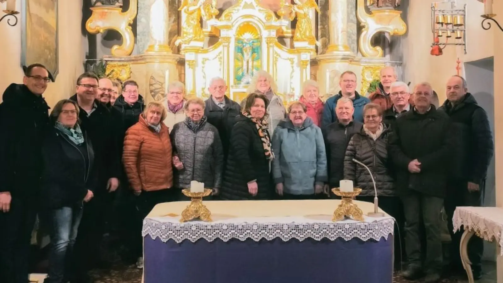 Die Mesnerinnen und Mesner in der Pfarrkirche St. Andreas. (Bild: Christian Pechtl)