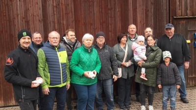 Die Besuchergruppe der Freien Wähler mit Direktvermarkter Michael Richtmann (1. v.l.) und Vorsitzenden Max Bindl (3. v.l.) im Innenhof in Kondrau (Bild: Richtmann Hubert)