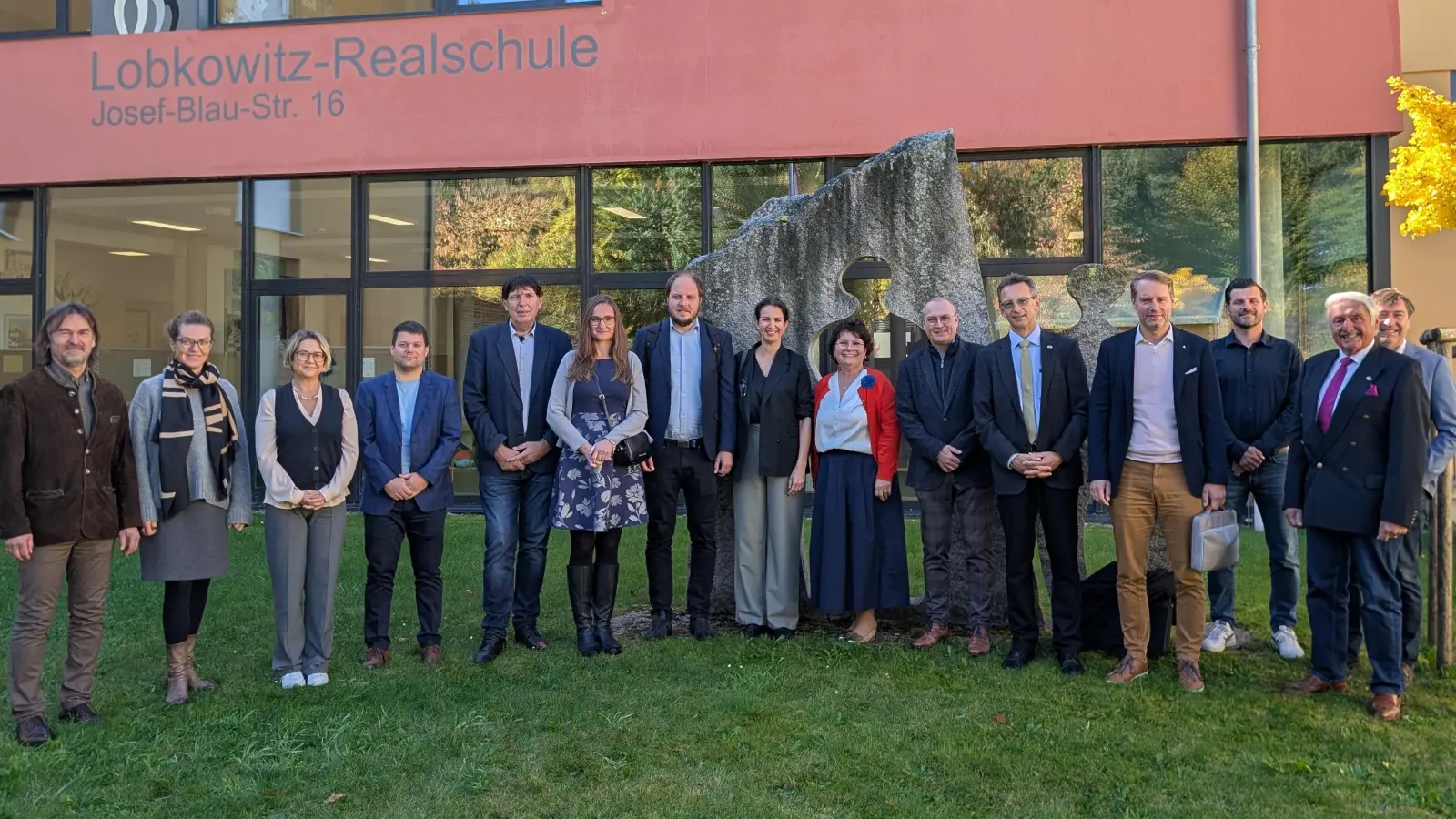 Die Teilnehmerinnen und Teilnehmer des Kooperationstreffens Oberpfalz-Pilsen an der Lobkowitz-Realschule. (Bild: Tobias Neubert)