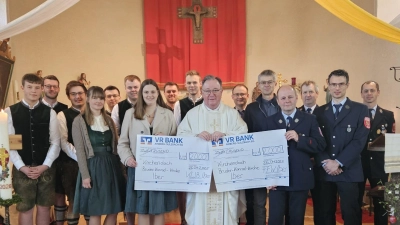 Abordnungen der FFW Iber und der KLJB Iber übergeben Pfarrer Michael Birner jeweils eine Spende von 2000€ als Unterstützung für die Sanierung des Kirchendaches. (Bild: Sebastian Gebhard)