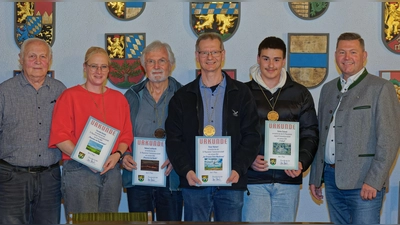 von links nach rechts: Fotoclubvorstand Alois Hubmann, Cornelia Gatzky, Helmut Luckhardt, Peter Höcherl, Stefan Schmid, Bürgermeister Rainer Rewitzer. (Bild: Thomas Enslein)
