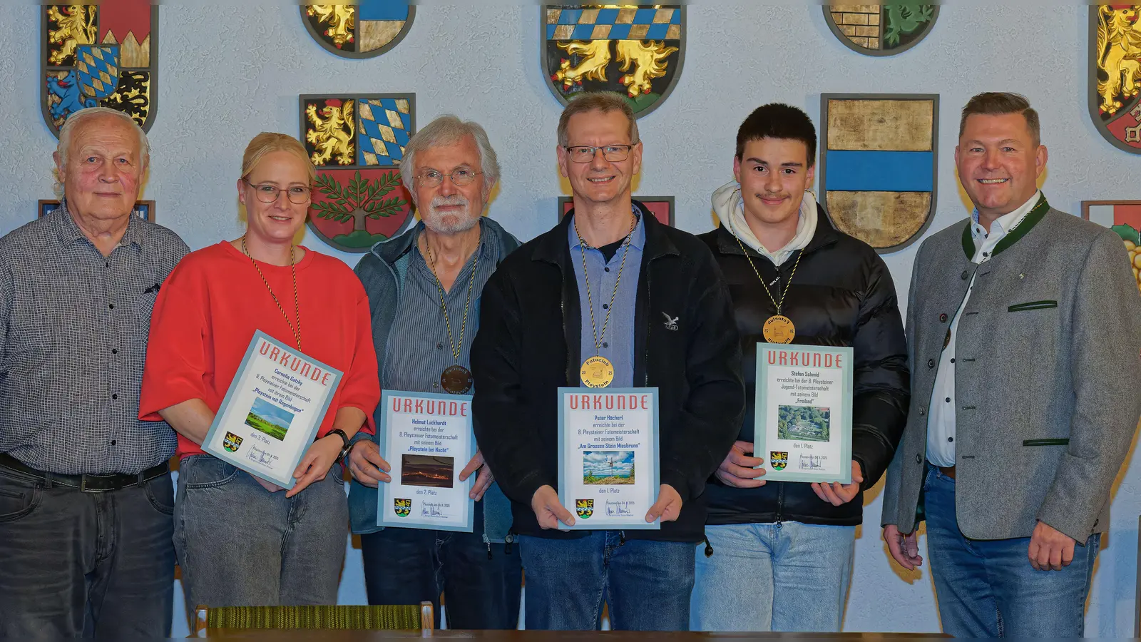 von links nach rechts: Fotoclubvorstand Alois Hubmann, Cornelia Gatzky, Helmut Luckhardt, Peter Höcherl, Stefan Schmid, Bürgermeister Rainer Rewitzer. (Bild: Thomas Enslein)