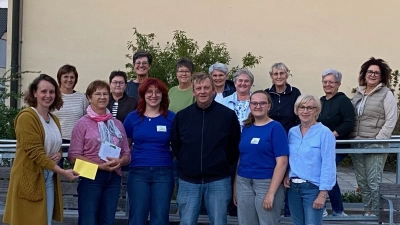 Die Vorstandschaft des Frauenbundes Schwarzenfeld übergibt eine Spende an die Oberministrantinnen. (Bild: Angela Dausch)
