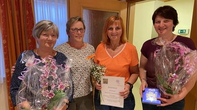 Erika Pirner ehrt Angela Scheibek für 25-jährige Mitgliedschaft und verabschiedet Hannelore Stahlberg und Marianne Meidenbauer aus der Vorstandschaft.<br>Von links nach rechts: Hannelore Stahlberg, Erika Pirner, Angela Scheibek und Marianne Meidenbauer (Bild: Uwe Guttenberger)