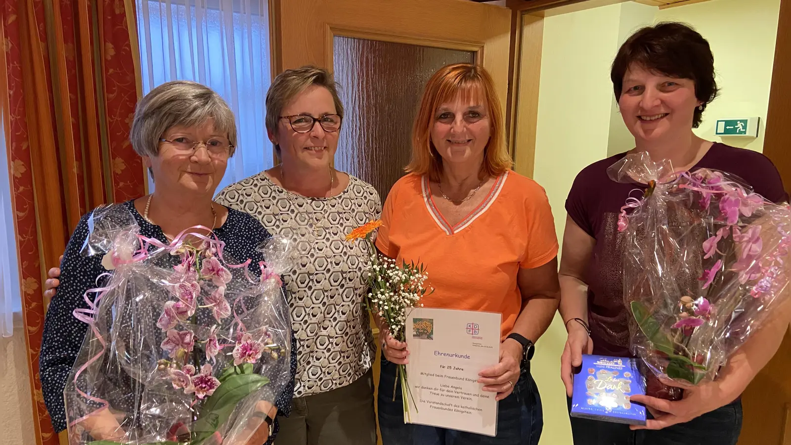 Erika Pirner ehrt Angela Scheibek für 25-jährige Mitgliedschaft und verabschiedet Hannelore Stahlberg und Marianne Meidenbauer aus der Vorstandschaft.<br>Von links nach rechts: Hannelore Stahlberg, Erika Pirner, Angela Scheibek und Marianne Meidenbauer (Bild: Uwe Guttenberger)