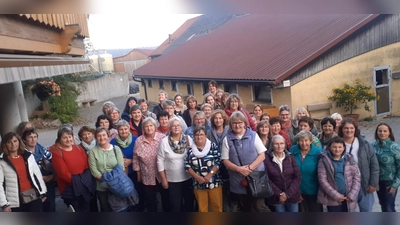 Die Reisegruppe vor dem Hofcafé Schmausser. (Bild: Evi Grünbauer)