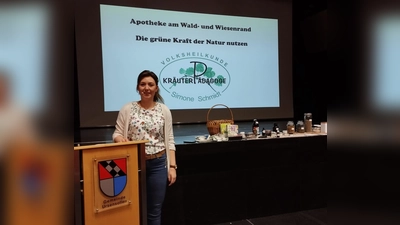 Die Kräuterpädagogin Simone Schmidt referierte über die Vielseitigkeit der Nutzung von Heilkräuter und über die Apotheke am Wald- und Wiesenrand beim VdK Ursensollen  (Bild: Jutta Streher)