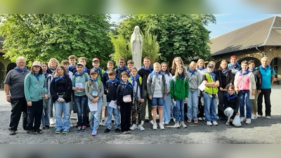 Die Ministranten mit Pfarrer Pirner und ihren Betreuern im belgischen Wallfahrtsort Banneux. (Bild: Rita Gleißner)