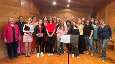 Namen von links nach rechts: Annemarie Bauer, Andrea Kormann, Pavla Kepkova, Petra Müller, Paula Wenz, Nicole Fuhrich, Emilja Pezer, Hubert Grill, Anna-Maria Bayer, Marlene Gallersdörfer, Lucas Kledtke, Annika Fischer, Tobias Schmauß, Karolina Popova, Elisabeth Lieberknecht, Lisa Zelenka, Marlen Dumler, Sarka Mitlöhner, Brigitte Linder, Anette Holzgartner.  (Bild: Janine Wenz)