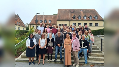 Die Lehrkräfte der Kreismusikschule Tirschenreuth zusammen unter anderem mit Landrat Hubert Schicker, KMS-Leiterin Laura Demjan und Personalrätin Ramona Wiesent. (Bild: Fabian Polster / LRA Tirschenreuth)