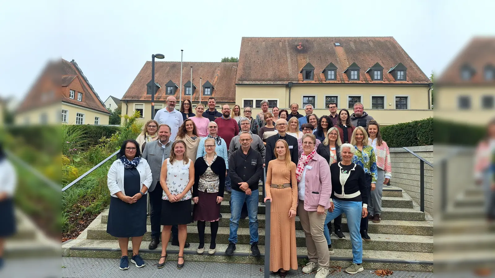 Die Lehrkräfte der Kreismusikschule Tirschenreuth zusammen unter anderem mit Landrat Hubert Schicker, KMS-Leiterin Laura Demjan und Personalrätin Ramona Wiesent. (Bild: Fabian Polster / LRA Tirschenreuth)