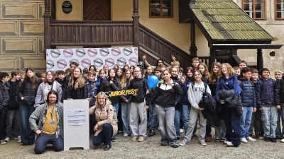 Jugendliche der Naabtal-Realschule Nabburg und der Grundschule Horšovský Týn beim Juniorfest. (Bild: Elisabeth Schneider)