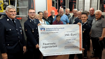 Das Erinnerungsfoto zeigt (von links): Brandmeister Herbert Prölß, Jugendwart Moritz Reindl, stellvertretender Jugendwart Michael Zielbauer sowie in der Mitte hinten Verbandsvorsitzender Hans-Jürgen Meier mit den Delegierten der angeschlossenen Siedlergemeinschaften. (Bild: Reinhard Kreuzer)