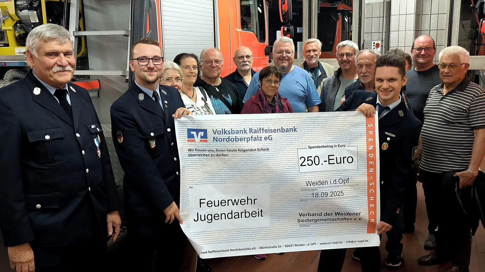 Das Erinnerungsfoto zeigt (von links): Brandmeister Herbert Prölß, Jugendwart Moritz Reindl, stellvertretender Jugendwart Michael Zielbauer sowie in der Mitte hinten Verbandsvorsitzender Hans-Jürgen Meier mit den Delegierten der angeschlossenen Siedlergemeinschaften. (Bild: Reinhard Kreuzer)