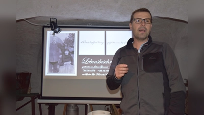 Im ehemaligen Kuhstall des Goglhofes erzählte Johannes Ehbauer die Lebensgeschichte seines Ur-Urgroßvaters. Dieser hätte sich dort zwischen den vielen alten bäuerlichen Gerätschaften sicher gleich zuhause gefühlt. (Bild: Elfriede Winter )