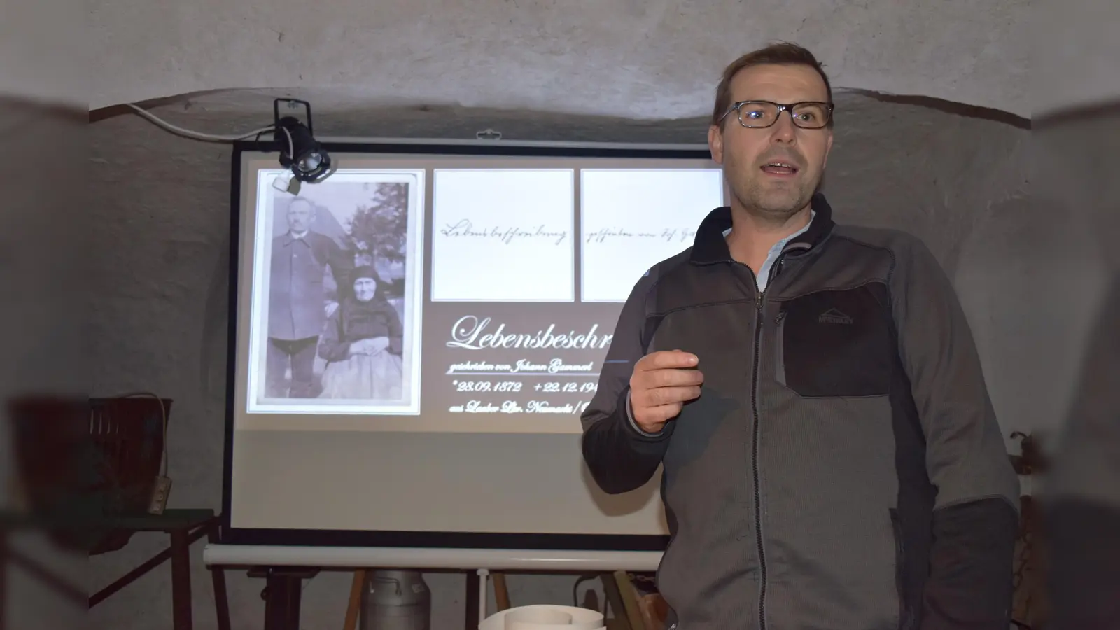 Im ehemaligen Kuhstall des Goglhofes erzählte Johannes Ehbauer die Lebensgeschichte seines Ur-Urgroßvaters. Dieser hätte sich dort zwischen den vielen alten bäuerlichen Gerätschaften sicher gleich zuhause gefühlt. (Bild: Elfriede Winter )