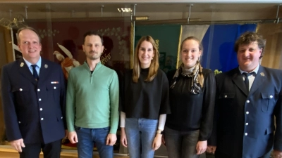 Erster Vorstand Karl Kraus (links) mit den Neuaufnahmen Fabio Nicolella, Theresa Hammer und Johanna Schönberger. Rechts Erster Kommandant Johann Götz. (Bild: Josef Glas)