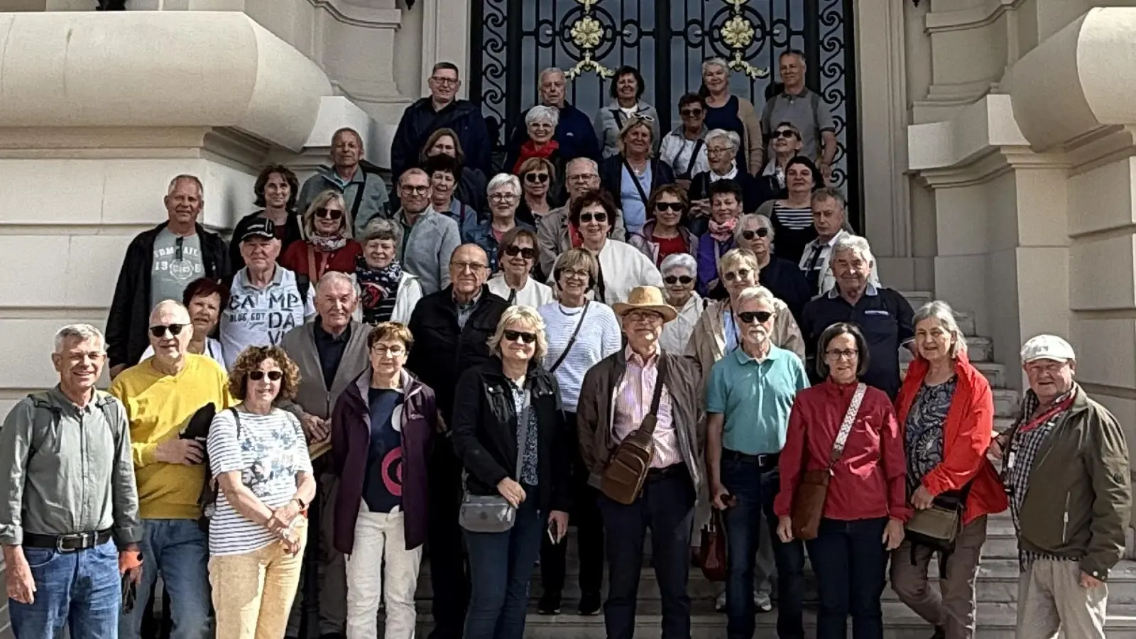 Die „Frohsinn-Reisenden” vor dem weltberühmten Spielcasino in Monaco.  (Bild: Robert Dotzauer)