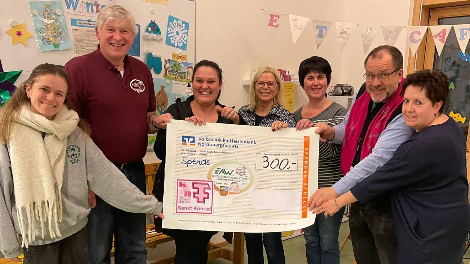 Spendenübergabe an das Kindergartenteam Vorsitzender d. Siedler Paul Grötsch, Teamsprecher KAB Michael Träger, in der Mitte: Leiterin Barbara Zehrer (Bild: Paul Grötsch)