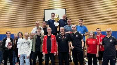 Spartenleiter Peter Sailer (5. von rechts), Organisator Johannes Sailer (4. von rechts) und das Badmintonteam freuen sich mit den Siegerteams. (Bild: Sutthida Suvannahong)