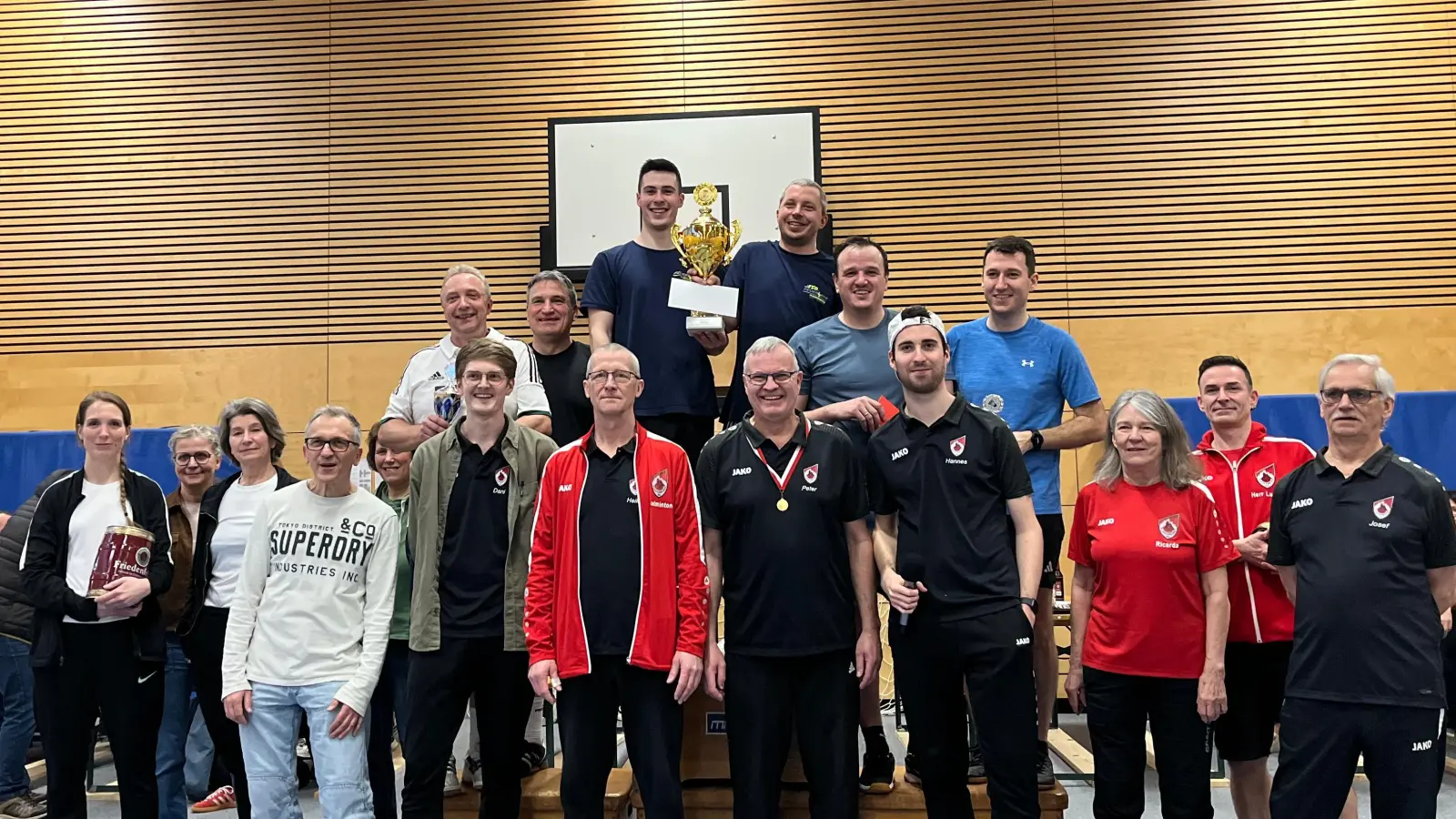 Spartenleiter Peter Sailer (5. von rechts), Organisator Johannes Sailer (4. von rechts) und das Badmintonteam freuen sich mit den Siegerteams. (Bild: Sutthida Suvannahong)