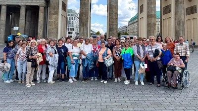Gruppenfoto vor dem Brandenburger Tor (Bild: Monika Rubenbauer)