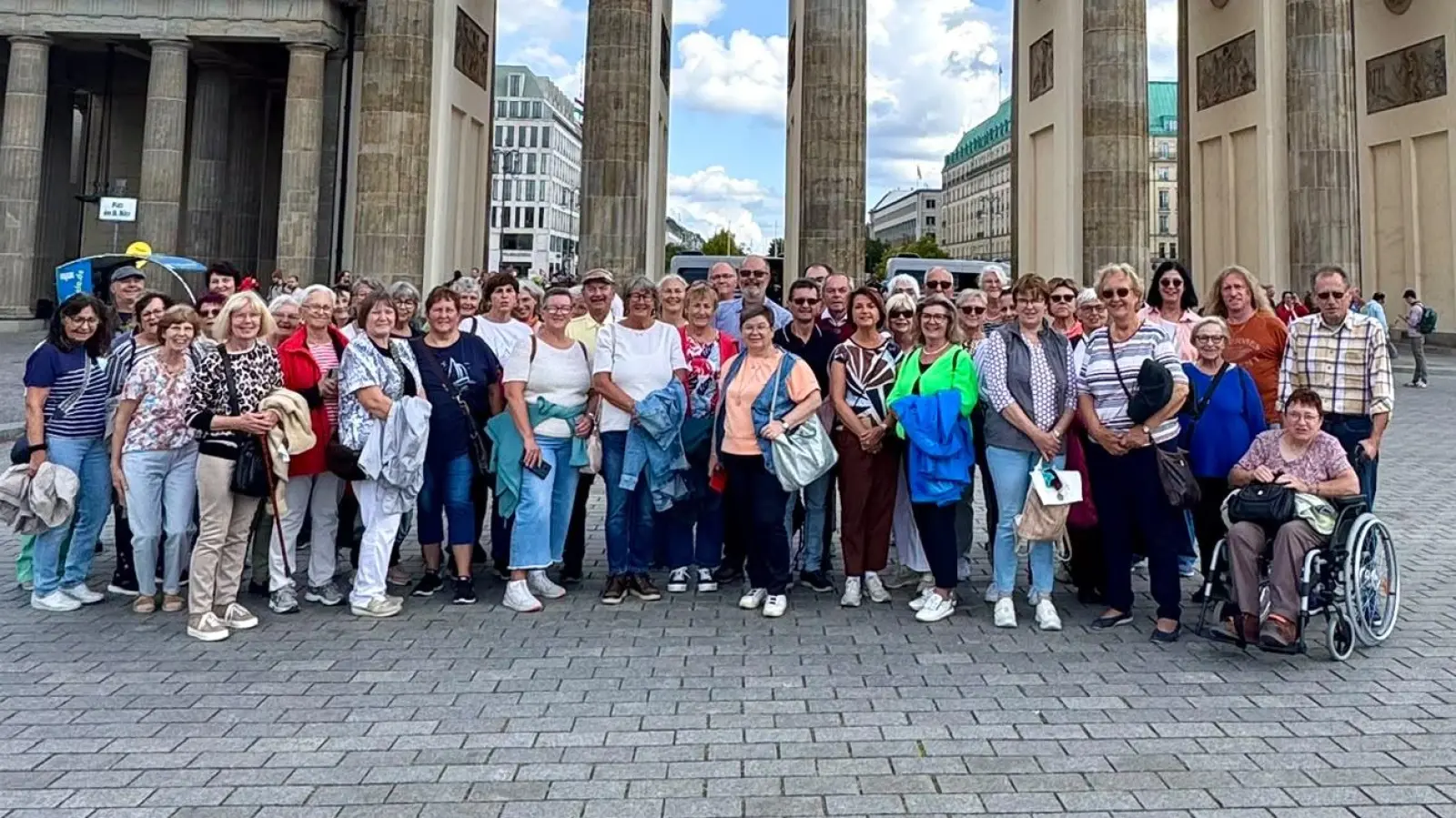 Gruppenfoto vor dem Brandenburger Tor (Bild: Monika Rubenbauer)