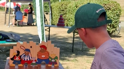 Viel Spaß hatten die Kinder beim städtischen Kinderfest beim Murmelspiel am Stand der Neustädter Siedlergemeinschaft. Vorsitzende Jana Rustler und ihr Team waren dabei erstmals mit einem Stand vertreten. (Bild: Jana Rustler)