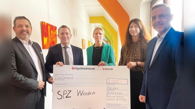 Stefan Kallert und Christian Wolf (von links) übergaben 2000 Euro als Spende der Rolf-und-Hedwig-Scheck-Stiftung an das SPZ Weiden. Dafür bedankten sich (von rechts) KNO-Vorstand Michael Hoffmann sowie stellvertretende SPZ-Leiterin Dr. Daniela Runkel und Chefärztin Dr. Edit Lakatos. (Bild: Friedrich Peterhans, KNO)