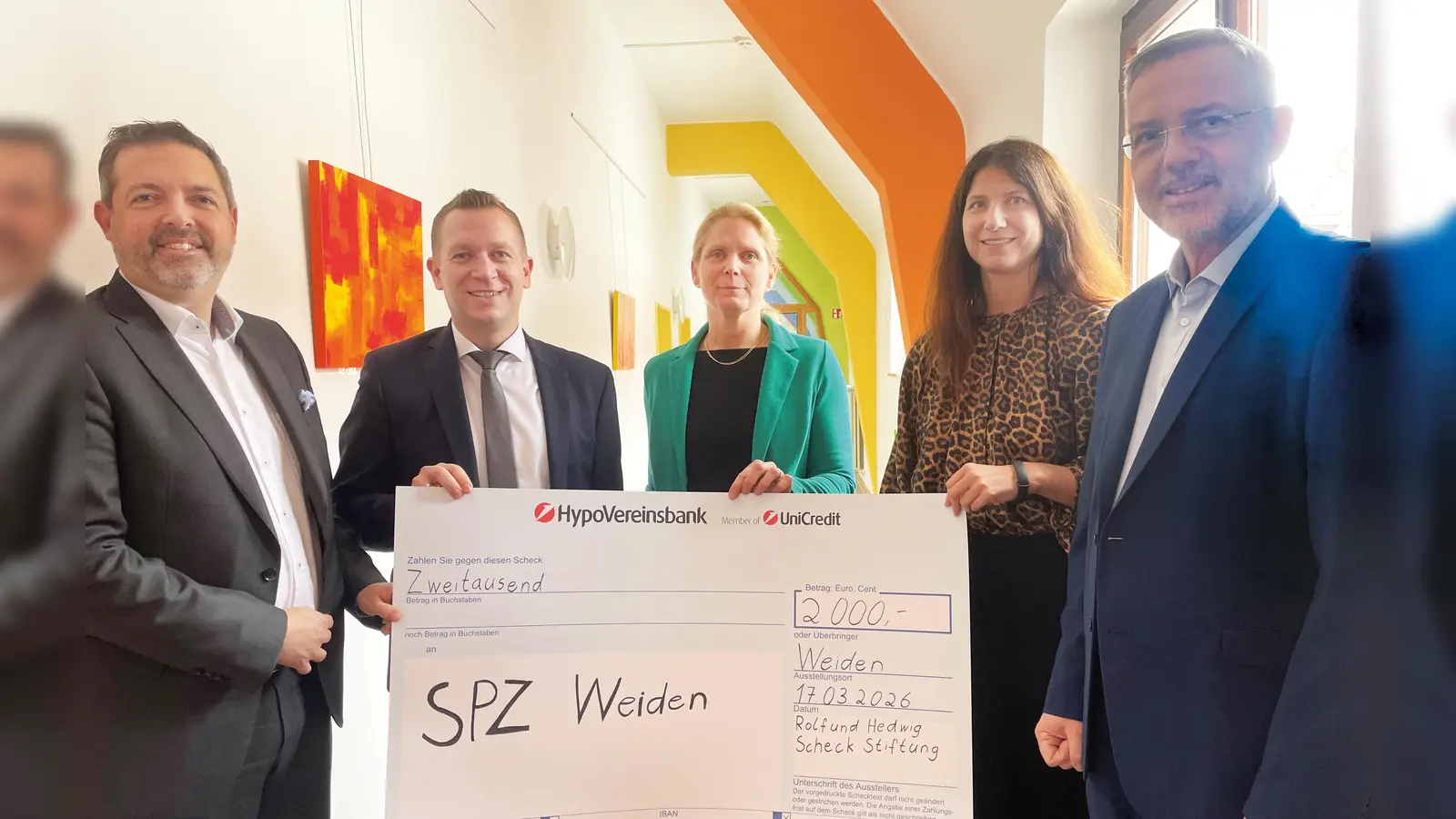 Stefan Kallert und Christian Wolf (von links) übergaben 2000 Euro als Spende der Rolf-und-Hedwig-Scheck-Stiftung an das SPZ Weiden. Dafür bedankten sich (von rechts) KNO-Vorstand Michael Hoffmann sowie stellvertretende SPZ-Leiterin Dr. Daniela Runkel und Chefärztin Dr. Edit Lakatos. (Bild: Friedrich Peterhans, KNO)