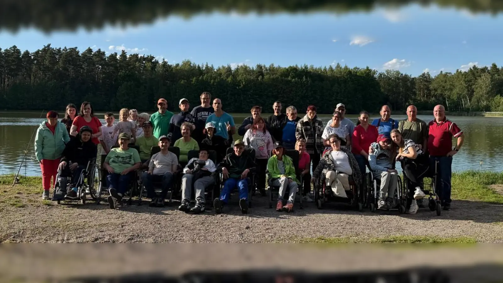 Eine inklusive Angelgruppe der Wohngemeinschaften St. Benedikt verbringt drei Tage am Otterweiher: Natur, Angeln und Gemeinschaft. Ermöglicht vom Fischerverein Etzenricht, plus Strudelfahrt in Regensburg. (Bild: Emma Seitz)