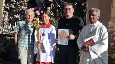 Zum 40.Mal beteiligte sich Johannes Preis an der Fußwallfahrt. Pater Joy und Pilgerführer Ludwig König dankten herzlich. Mit im Bild Leni Schmidt, jüngste Teilnehmerin, die stets den Ministrantendienst übernimmt.  (Bild: Franz Preis)